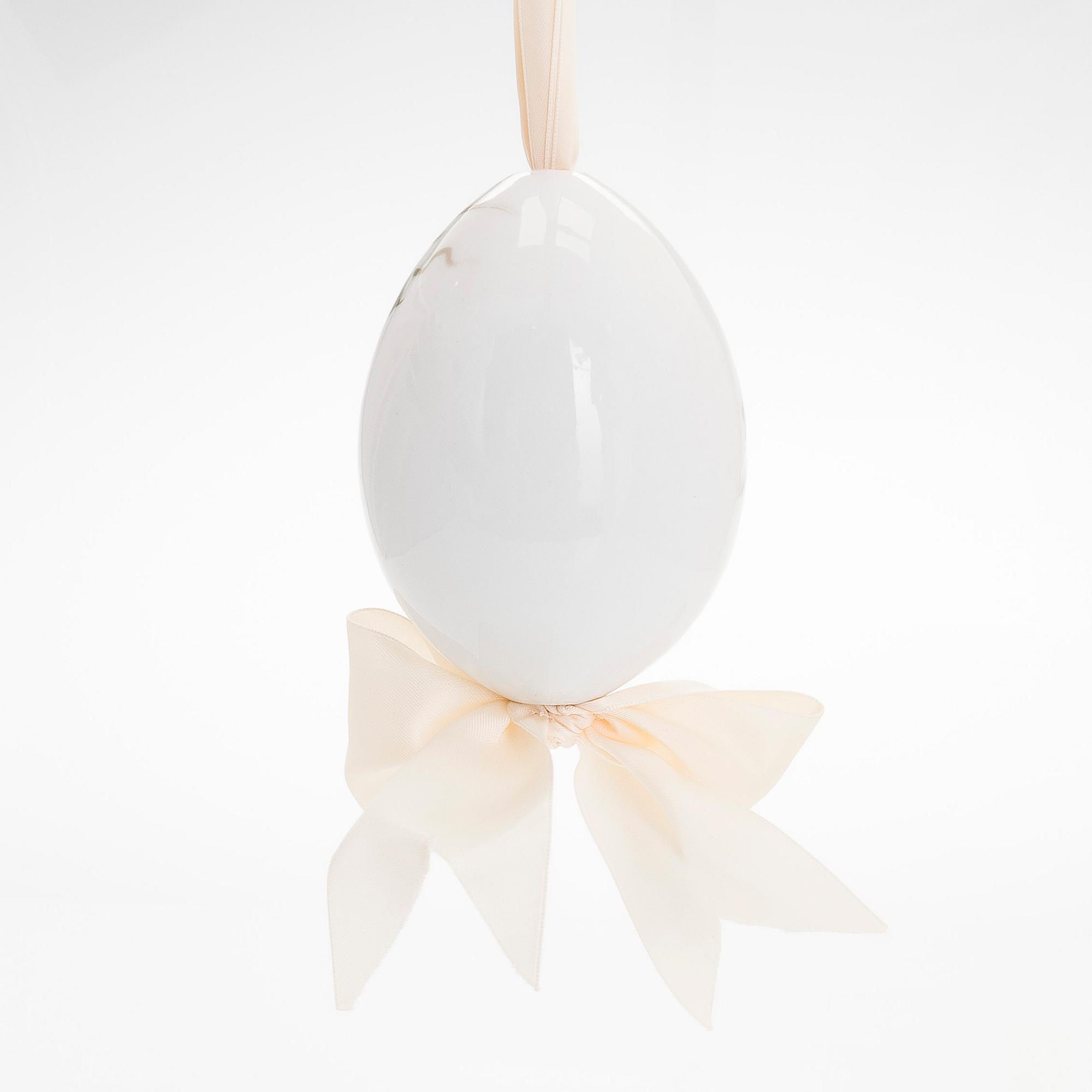 A porcelain easter egg, probably Meissen, Germany, 20th century.