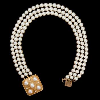 A PEARL NECKLACE.