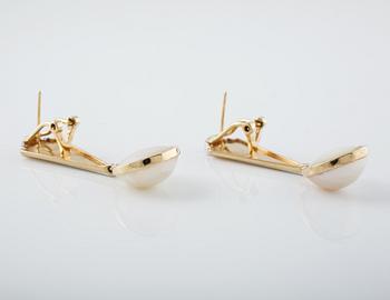 ÖRHÄNGEN, 14K guld med 2 briljantslipade diamanter samt odlade halvpärlor. Vikt 9,4 gram.