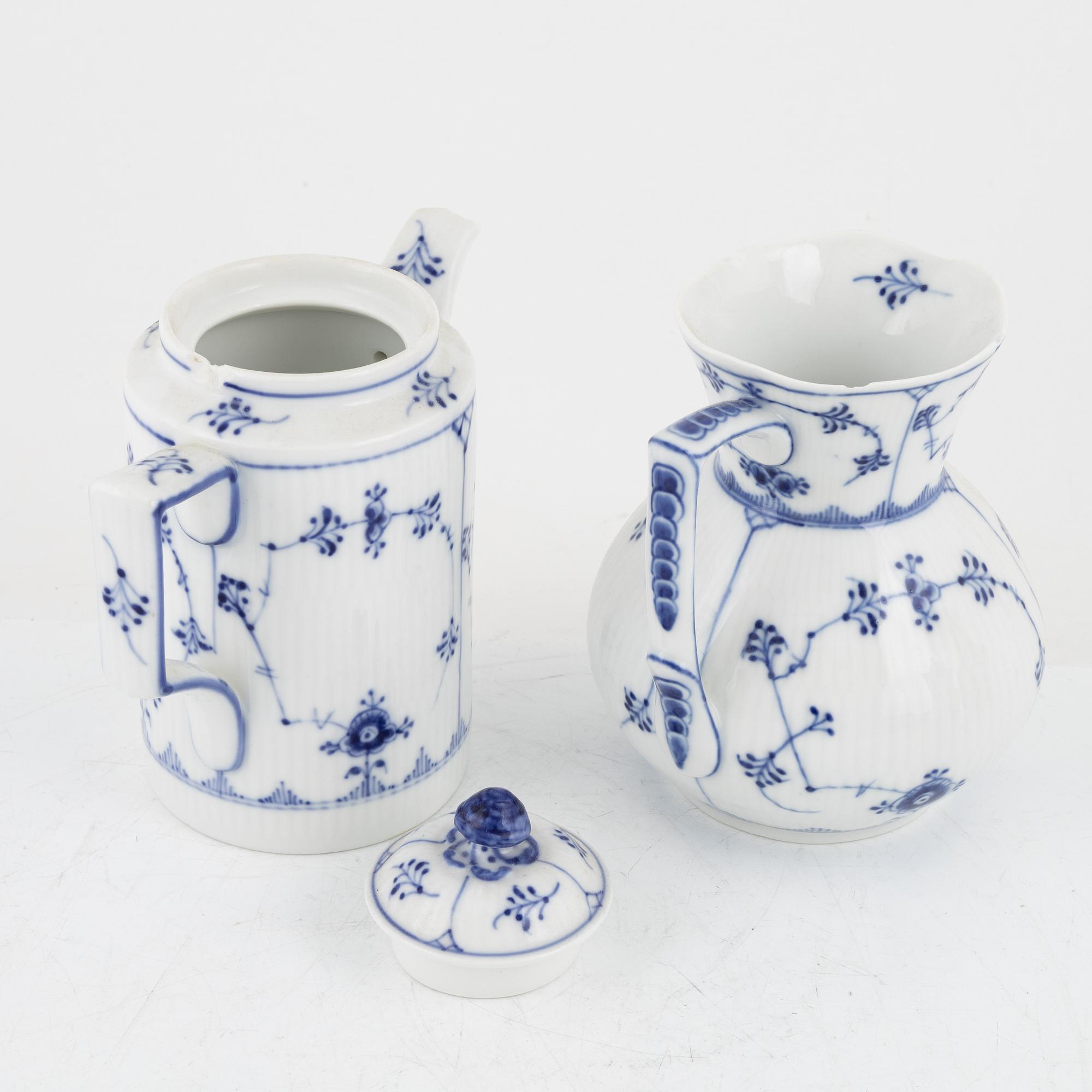 Royal Copenhagen, a 48-piece 'Musselmalet' porceain service, Denmark.
