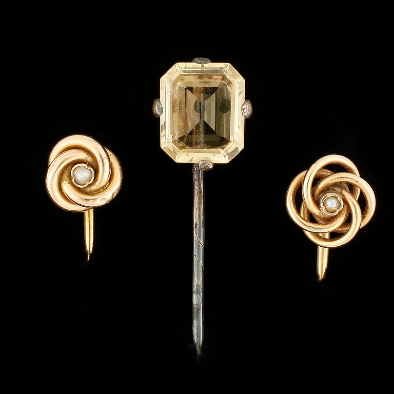 HATTNÅLAR, 3 st, guld, 14 k, 2 gram.