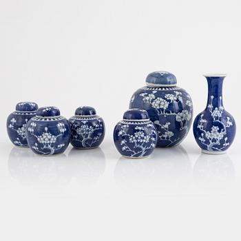 Five blue and white porcelain ginger jars and a vase, China, 19th/20th century.