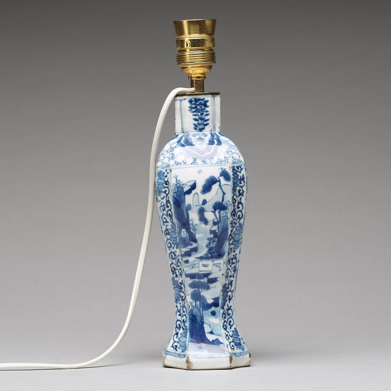 VAS, porslin. Qingdynastin, Kangxi (1662-1722).