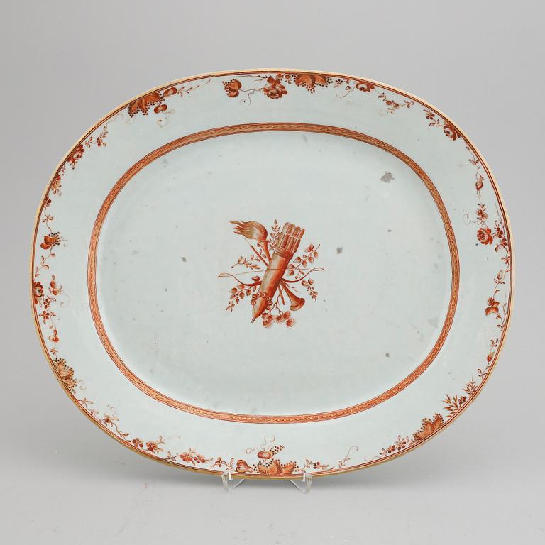 A serving dish, Qing dynasty, Qianlong (1736-95).