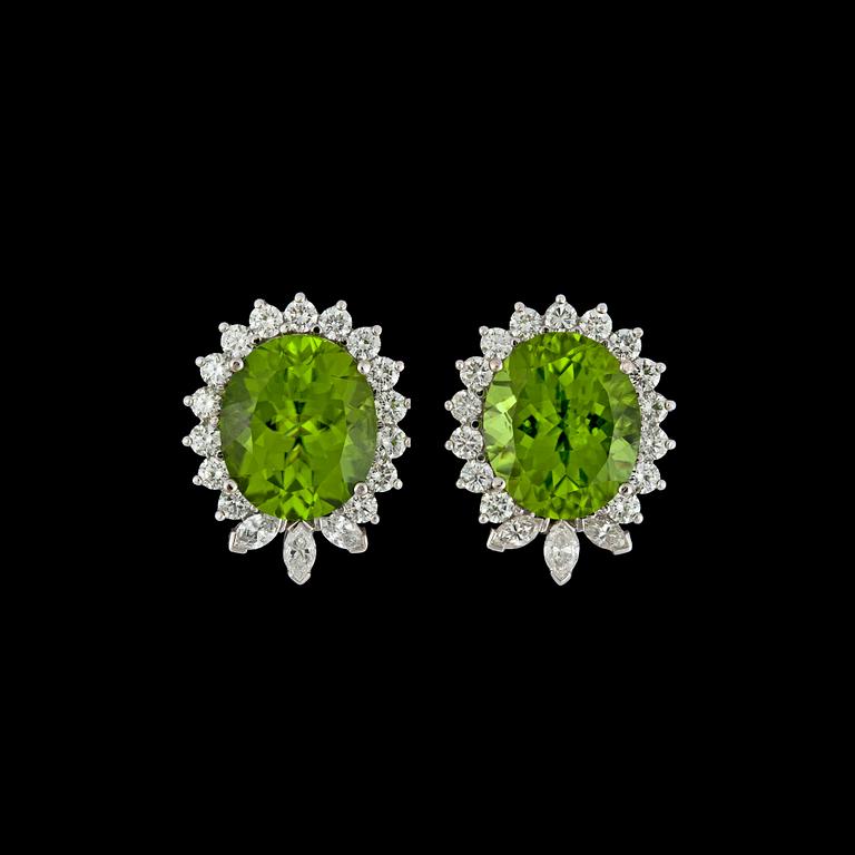 ÖRHÄNGEN, fasettslipade peridoter, 13.82 ct och briljantslipade diamaner, tot. 1.95 ct.