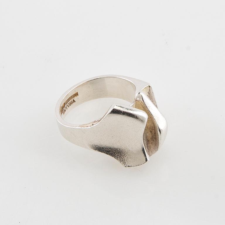 Björn Weckström, örhängen ett par "Muletta" samt ring "Pandora" 1985 silver, Lapponia.