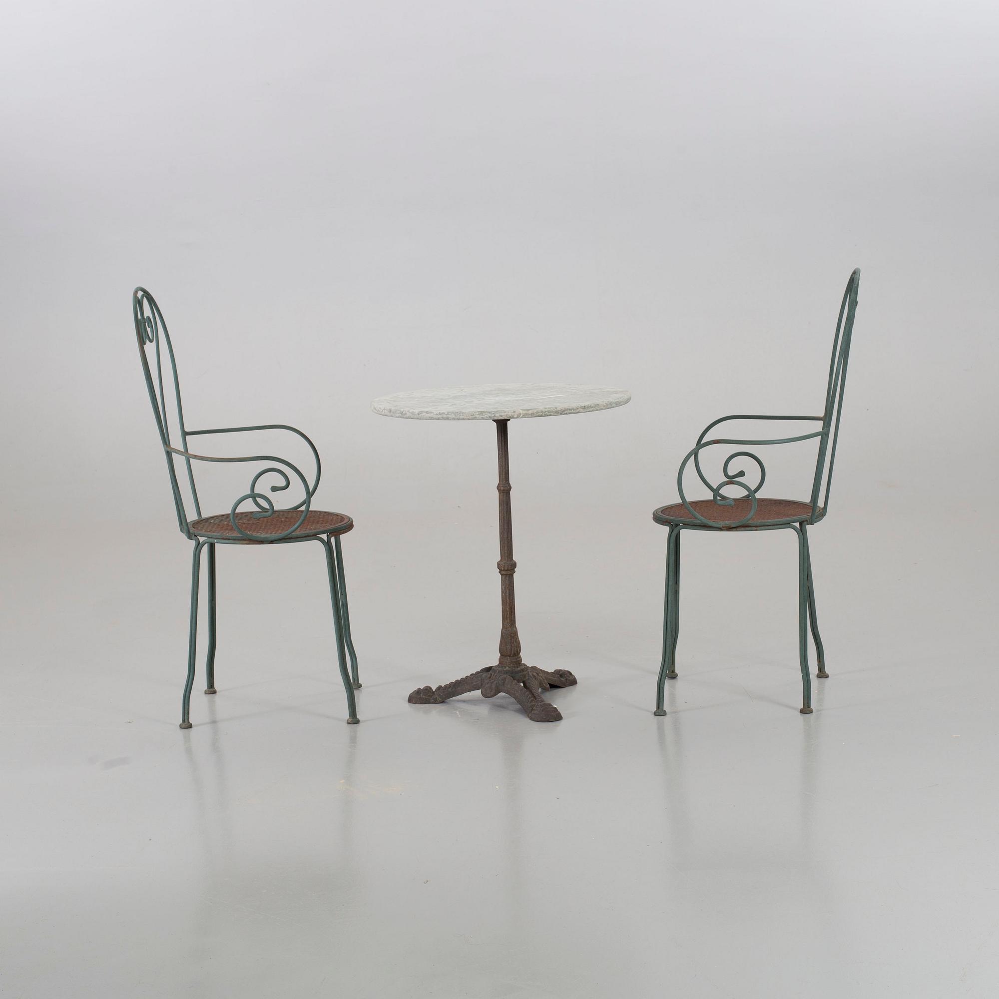 A SET OF GRADEN ARMCHAIRS AND A TABLE. 20TH CENTURY.