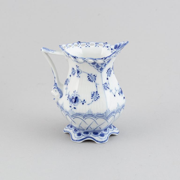 Royal Copenhagen, a porcelaine part coffee service, 'Musselmalet'. (21 pieces).