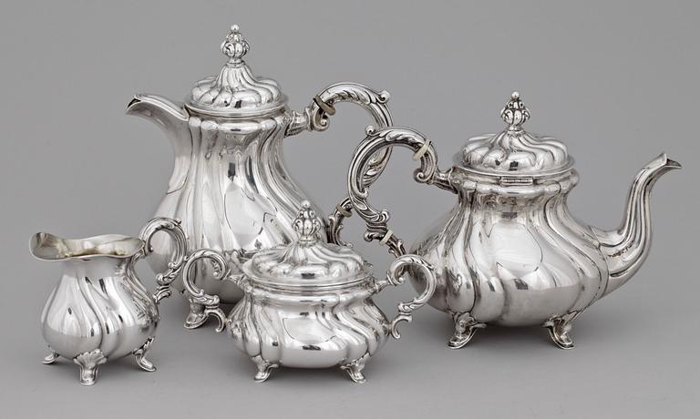 KAFFE- samt TESERVISDELAR, 4 st, silver, rokokostil, svenska importstämplar. 1900-tal. Totalvikt 1816 g.