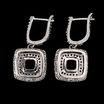 ÖRHÄNGEN, 1 par, 14K vitguld, diamanter tot ca 0.34 ct och topaser.