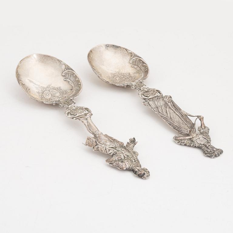 A pair of silver spoons, import mark of Edwin Thompson Bryant, London 1896.