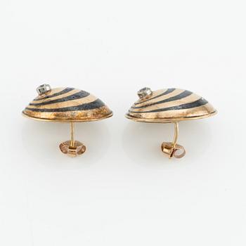 Sigurd Persson, a pair of earrings and a ring, 18K gold with enamel and round brilliant-cut diamonds, Stockholm 1955.