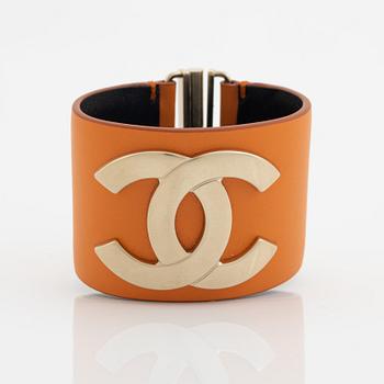 Chanel, a leather and steel bracelet, size S.