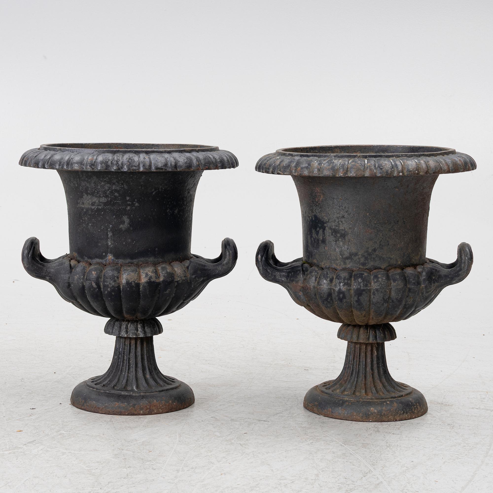 Garden urns, a pair, first half of the 20th century.