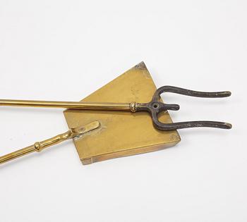 A set of four brass fireirons and two fire grids, first half of the 20th Century.