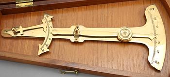 NAUTISKT INSTRUMENT I FODRAL, mässing, modern tillverkning.