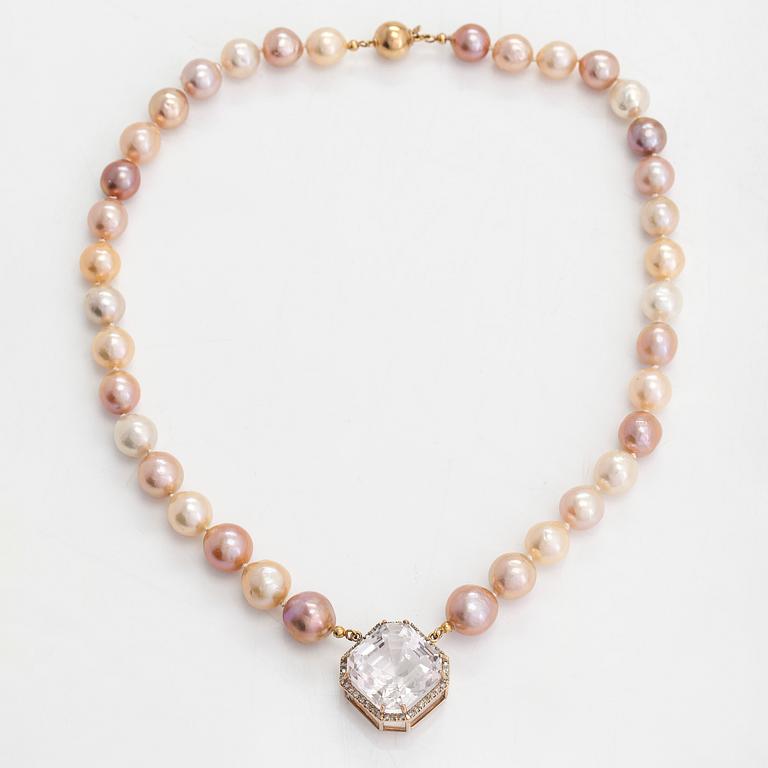 A cultured freshwater pearl necklace, 9K gold, pendant with an faceted morganite and diamonds tot ca 0.39ct.