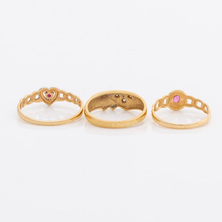 3 rings, 18K gold, 2 rubies and 3 single-cut diamonds, total weight 6,2 g.