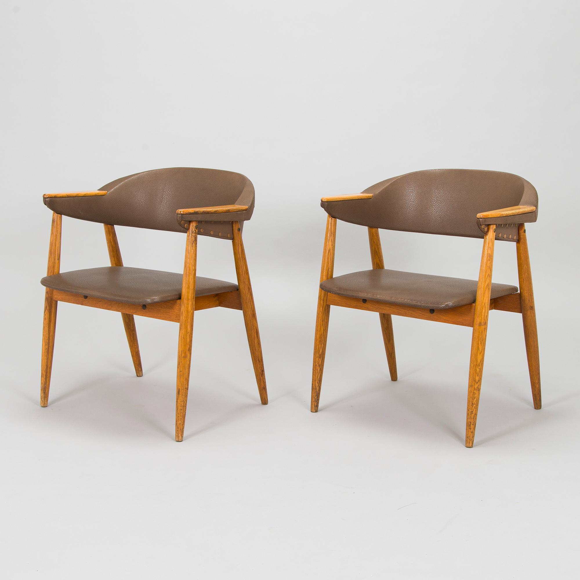 A pair of 1950s chairs.