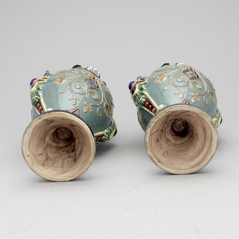 URNOR, ett par, majolika, omkring 1900.