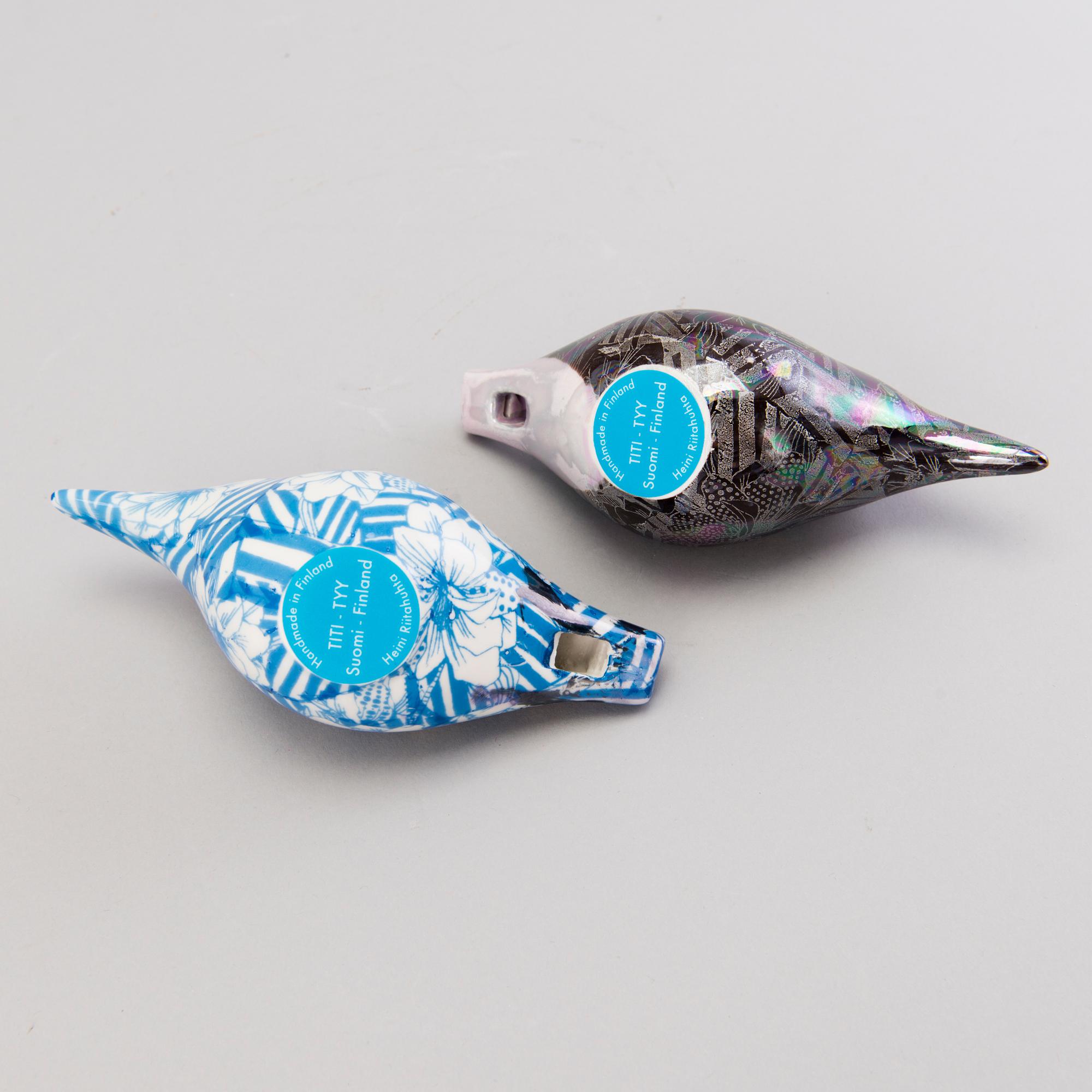 HEINI RIITAHUHTA, figuriineja/lintupillejä 2 kpl, posliinia, "Titi-tyy", tarramerkityt.