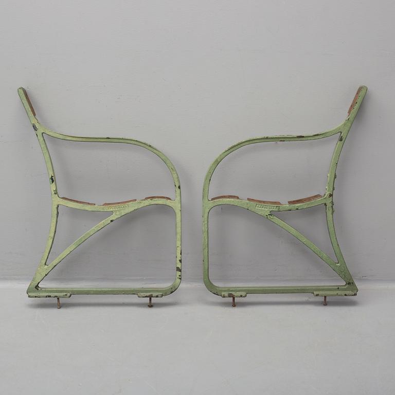 FOLKE BENSOW, a pair of cast iron sides for a garden sofa, Näfveqvarns bruk, first half of the 20th century.