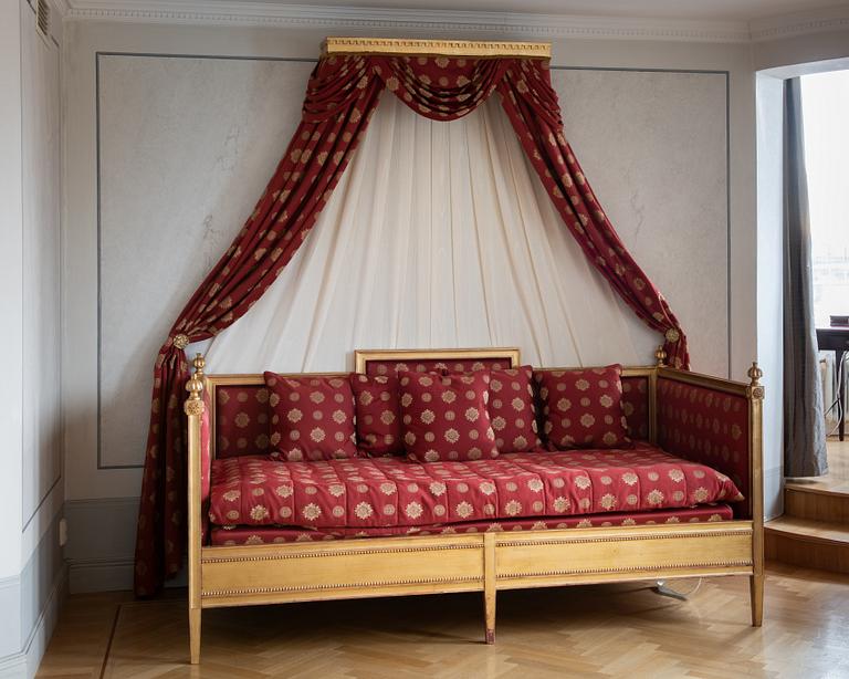 A gustavian style bed.