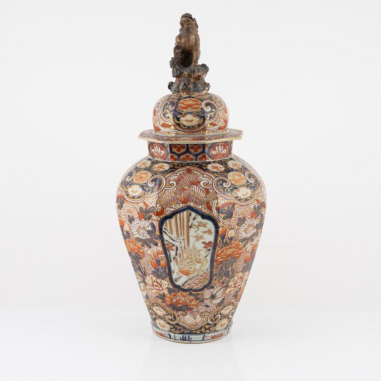 A lidded Imari urn, Japan, Meiji (1868-1912).
