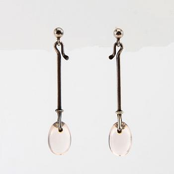 Vivianna Torun Bülow-Hübe, örhängen, ett par, samt hänge, silver med kvartz, för Georg Jensen.