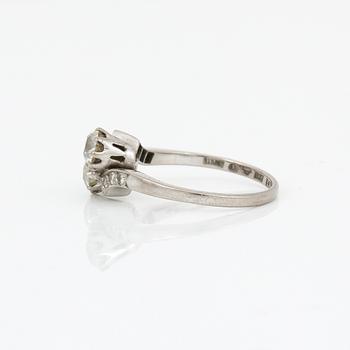 RING, 18K vitguld. Med briljantslipade diamanter totalt ca 0,80ct.