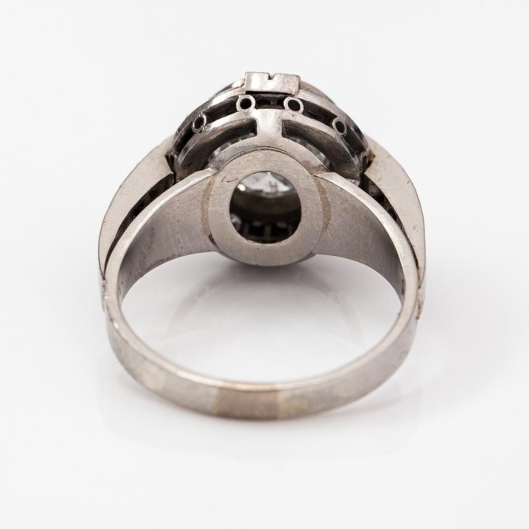 A art deco style platinum ring with diamonds ca. 2.04 ct in total.