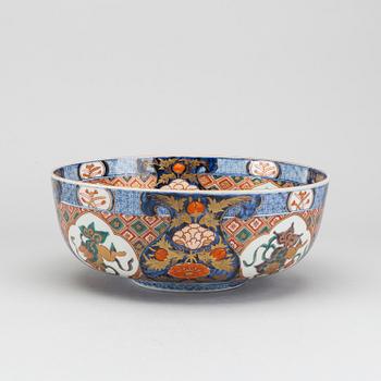 A Japanese Imari porcelain bowl.