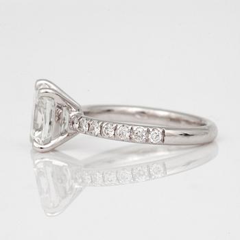 RING kuddslipad diamant 3.02ct, sidostenar 0.72ct. Kvalitet H/VVS2 enligt HRD certifikat.