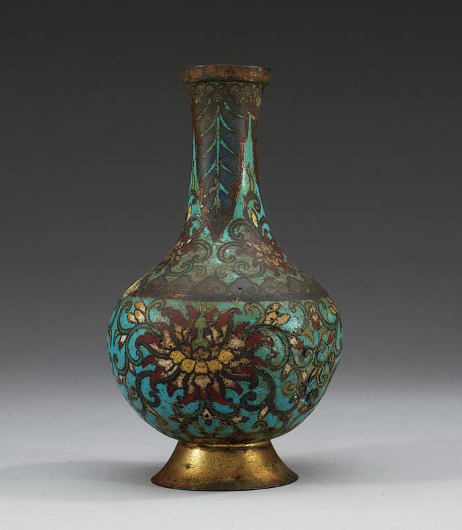 VAS, cloisonné. Ming dynastin.