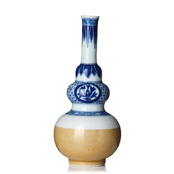 1178. A blue and white vase, Qing dynasty, Kangxi (1662-1722).