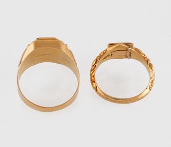 RINGAR, 2 st, 18K guld, emalj samt onyx. Vikt 8,9 gram.