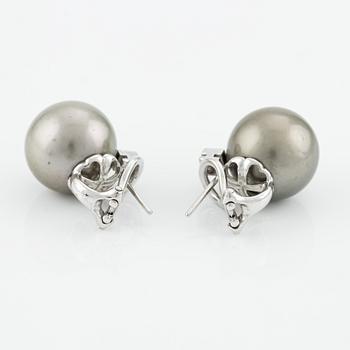 Earrings with cultured Tahitian pearls and brilliant-cut diamonds.