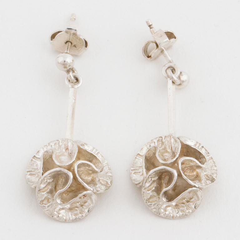 A pendant and a pair of earrings by Theresia Hvorslev, Mema, 1976.
