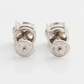 Ett par örhängen 18K vitguld med åtta triangelformade briljantslipade diamanter.