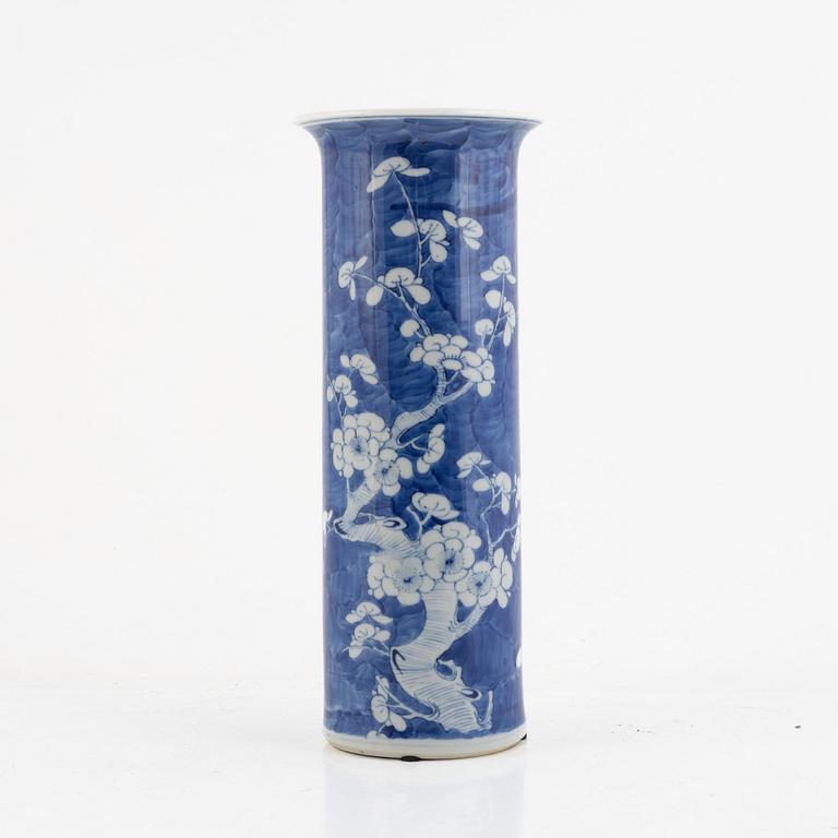 11 pieces of blue and white porcelain, China, late Qing dynasty.