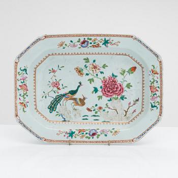 A porcelain tureen dish, Qianlong (1736-1795), China.