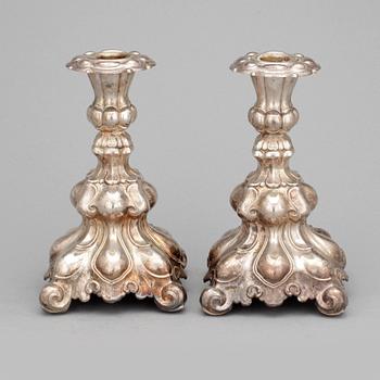 LJUSSTAKAR, ett par, silver barockstil, svenska kontrollstämplar. 1900-talets första hälft.