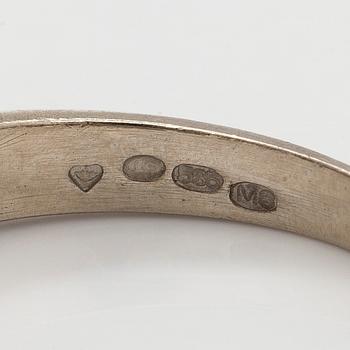 Sormus, briljanttihiotut timantit, 14K valkokultaa, Suomi 1989.
