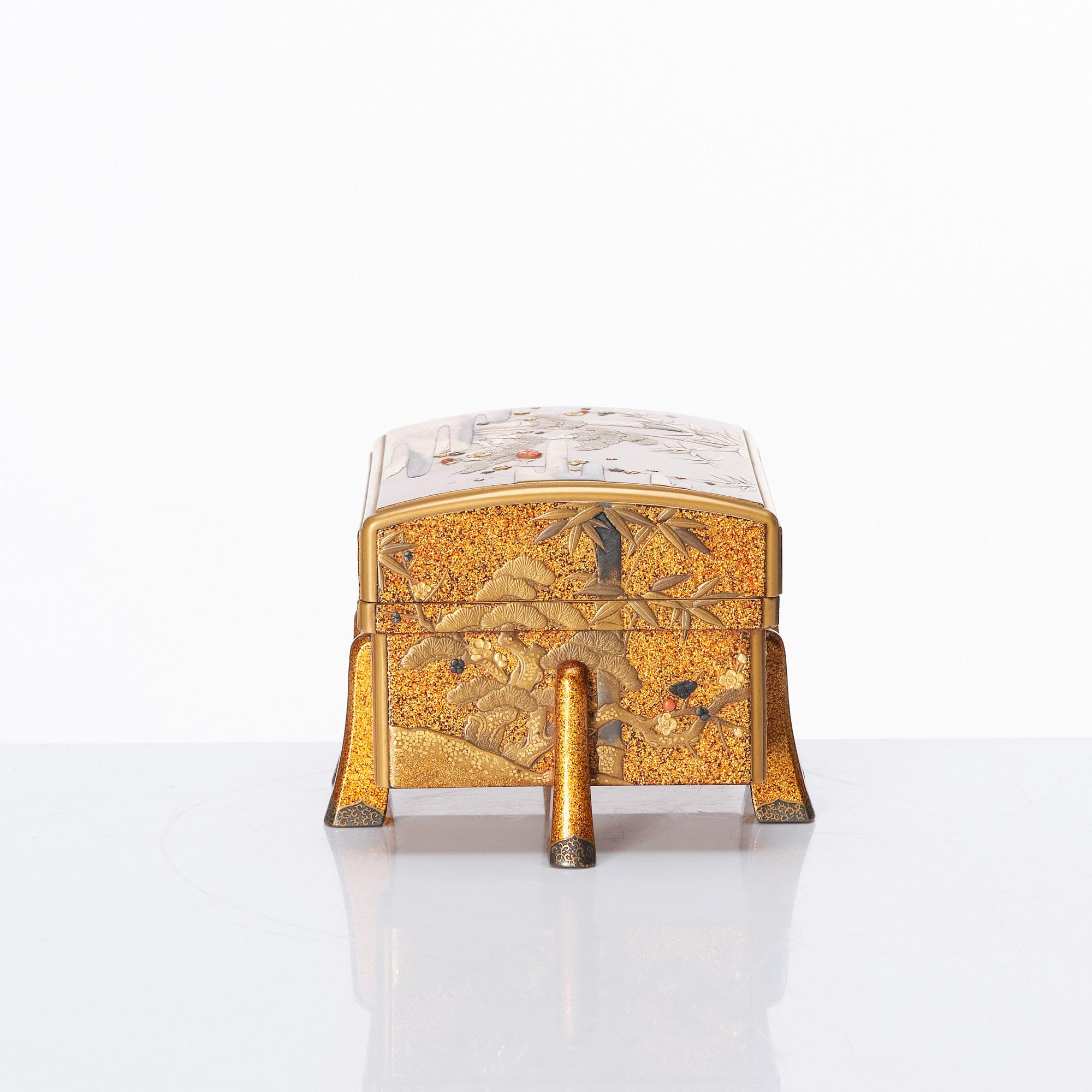 Miniatyrkista s.k. Karabitsu, lack. Japan, Meiji perioden, sent 1800-tal.