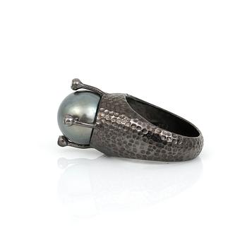 RING, silver med grå South Sea pärla och små diamanter tot ca 0,04 ct. Total vikt 11,67 g.