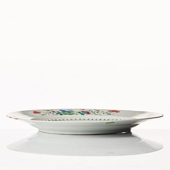 A famille rose serving dish, Qing dynasty, Qianlong (1736-95).