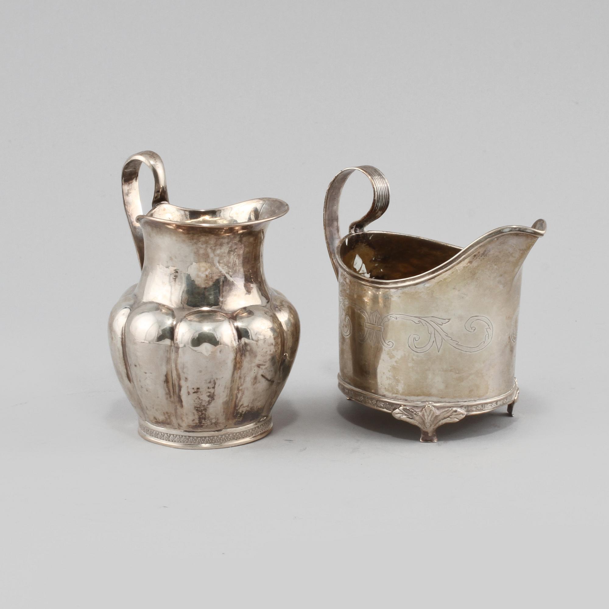 KANNOR, 2 st, silver, Johan Henrik Leffler, Falun 1814 och Claes Peter Hedin, Jönköping 1864. Sammanlagd vikt 180 g.