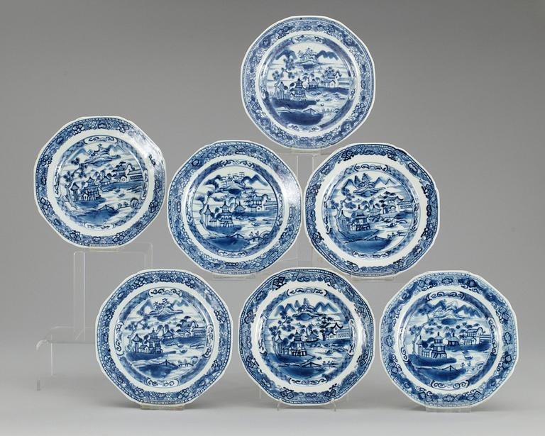 ASSIETTER, 7 st, porslin. Qing dynastin. Qianlong (1736-95).