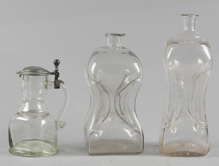 KLUCKAFLASKOR/KARAFF, 3 st, glas. 1800-tal.