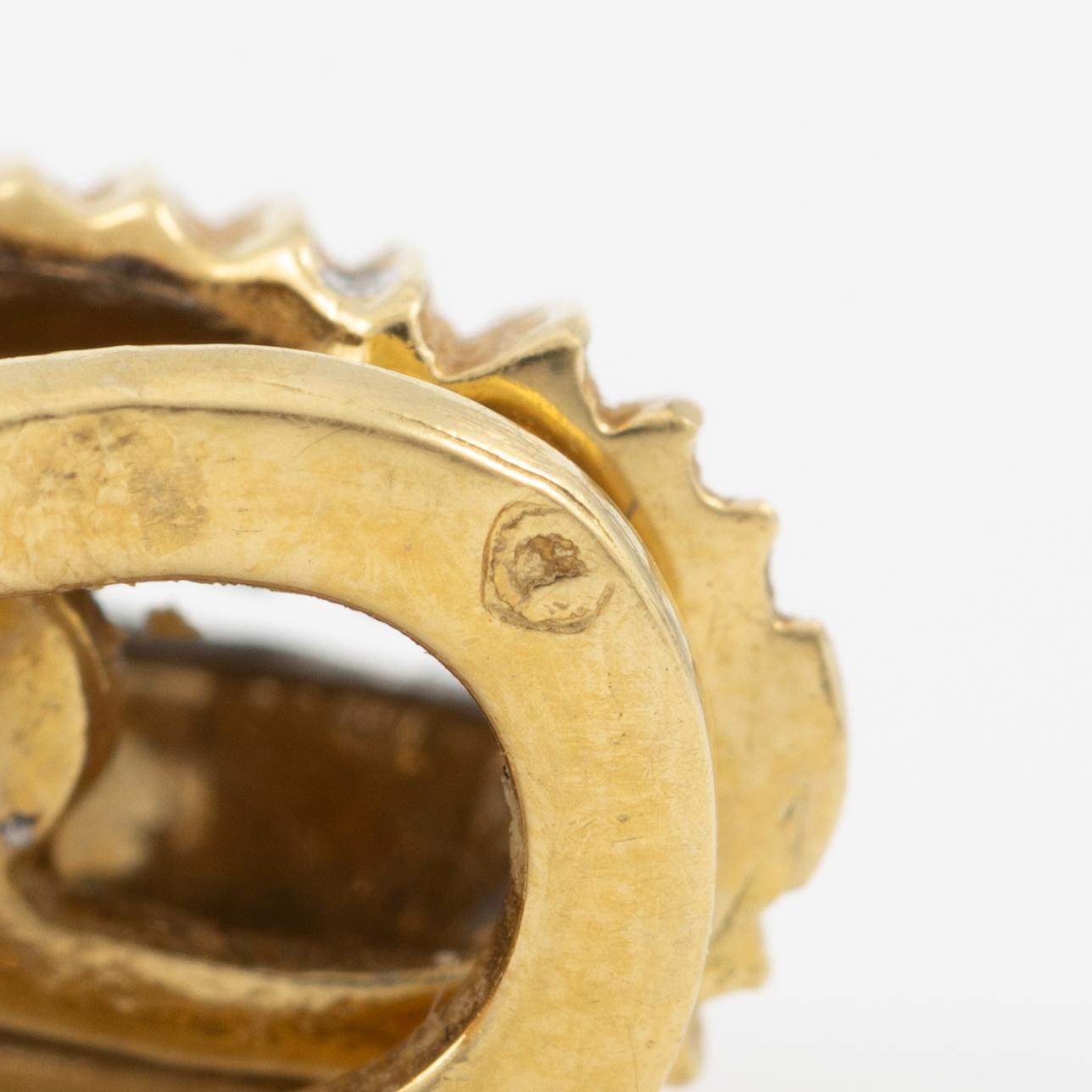Hoop earrings, 18K gold with octagonal-cut diamonds.